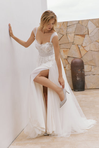 Heartshaped Lace A-Line Wedding Gown with Tulle Skirt | Briderful - side 