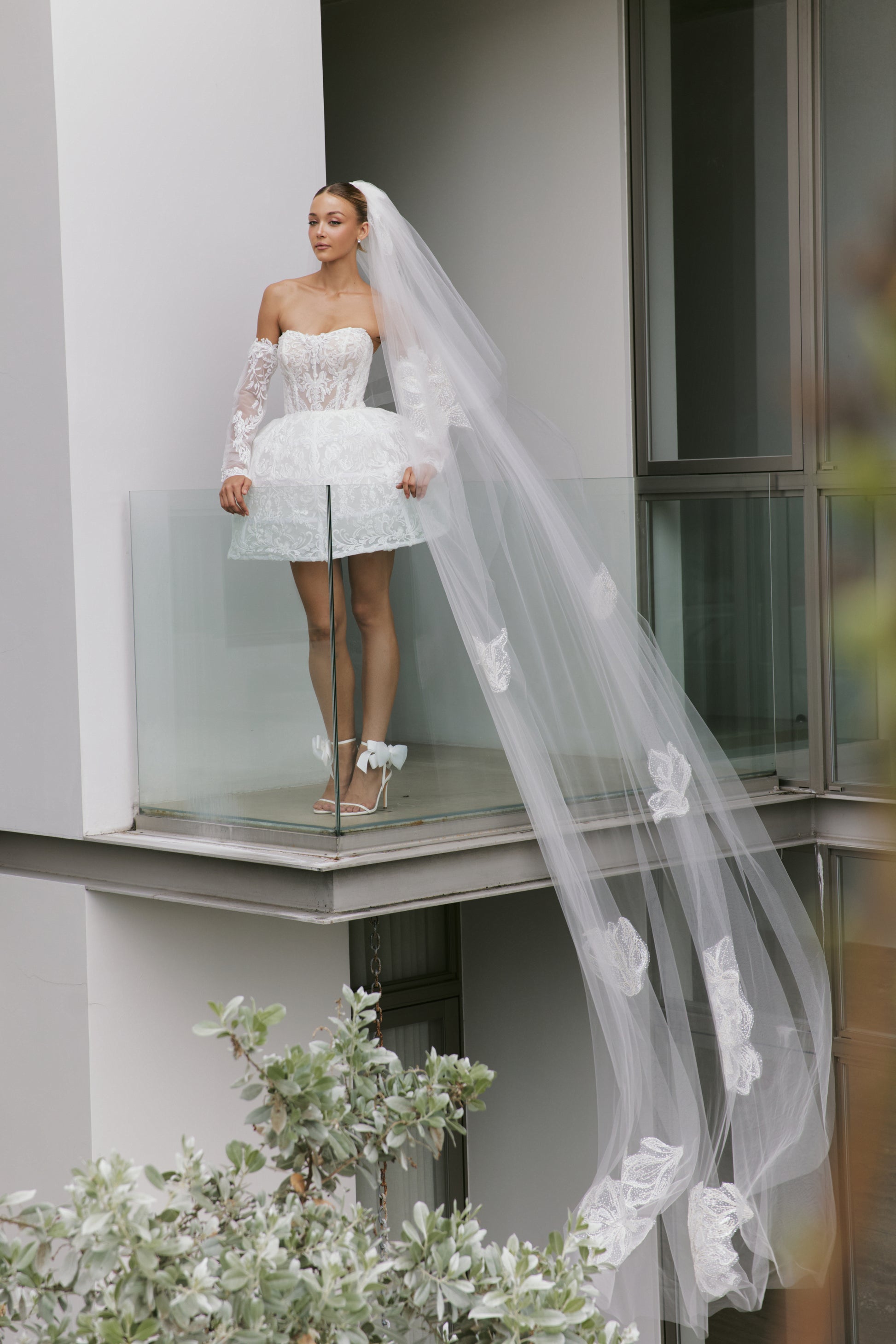 Sweetheart Minidress with Detachable Sleeves | Briderful - with veil